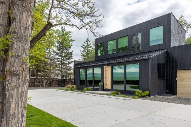 Foto del edificio - Modern Luxury Rental with Unobstructed Fla...