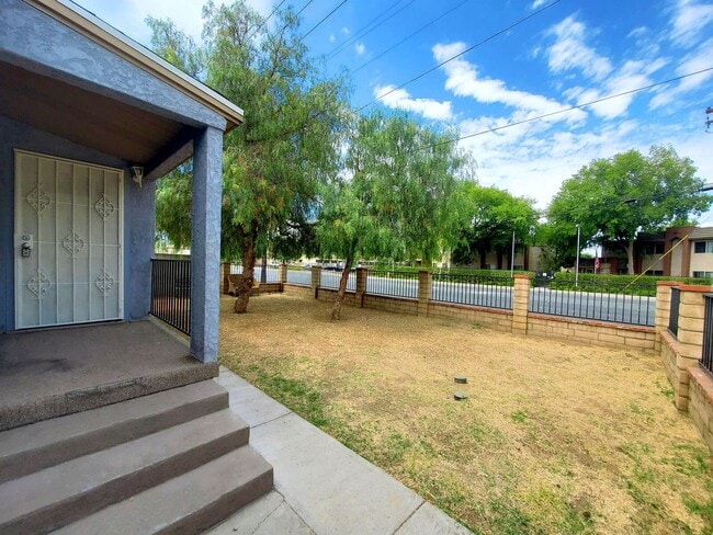 Building Photo - Mollison Duplex
