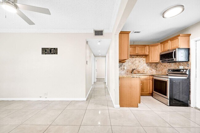 Foto del edificio - 15710 NW 19th Ave