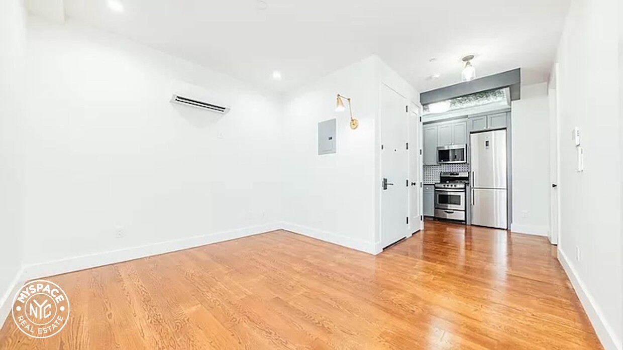 Primary Photo - 250 Manhattan Ave
