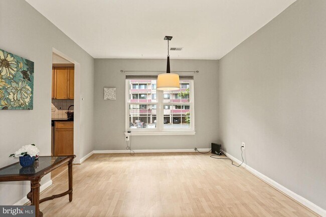 Foto del edificio - 2135 N Taylor St