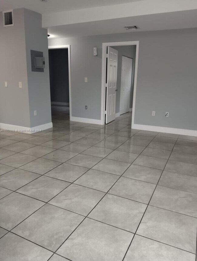 Foto del edificio - 6801 NW 2nd Ct