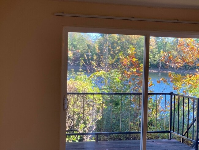 Building Photo - Lakeview 1 BR