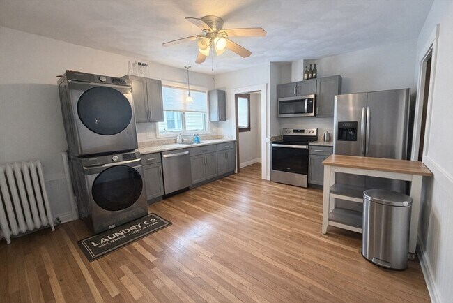 Building Photo - 875 Fellsway