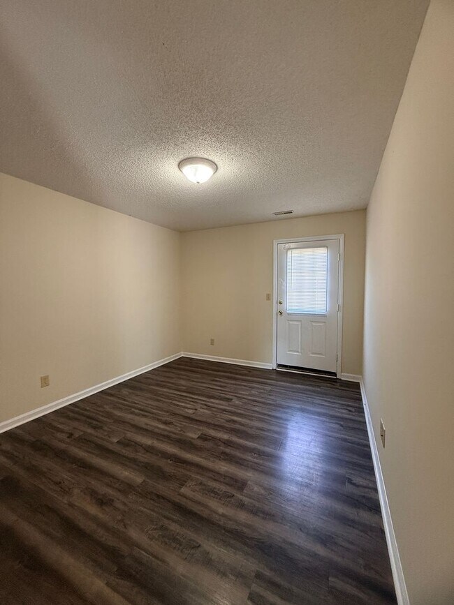 Foto del edificio - Coming Soon in Greenville – 2BR Apartment with Brand-New Flooring