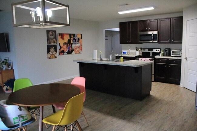Building Photo - 500 E Marigold Dr