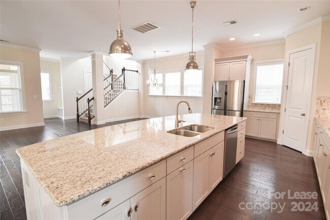 Foto del edificio - 4909 Providence Country Club Dr