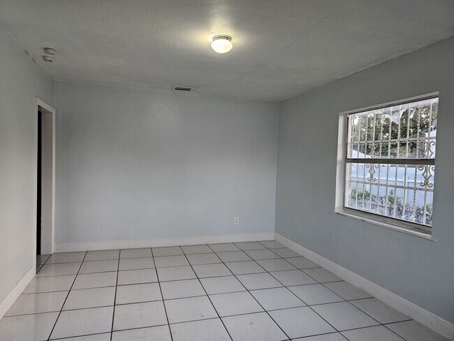 Foto del edificio - 1240 Rutland St