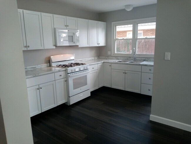 Building Photo - 378 Pineview Dr