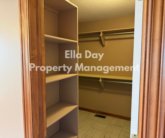 Foto del edificio - 3025 Triple Creek Dr