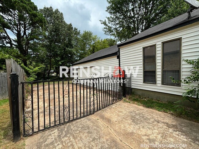 Building Photo - Text the Leasing Team at 901-820-4367 to S...