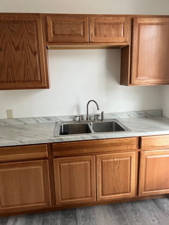 41 Bamford Ave, Watertown, CT 06779 Room for Rent in Watertown, CT