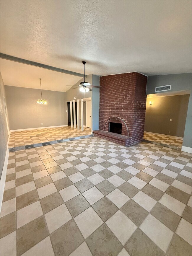 Building Photo - 14650 Lourdes Dr