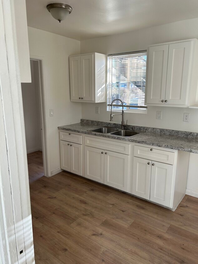 KITCHEN - 422 W Laurel St