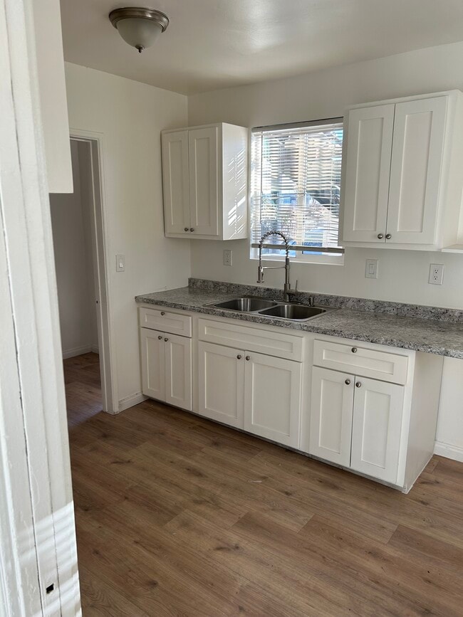 Building Photo - 422 W Laurel St