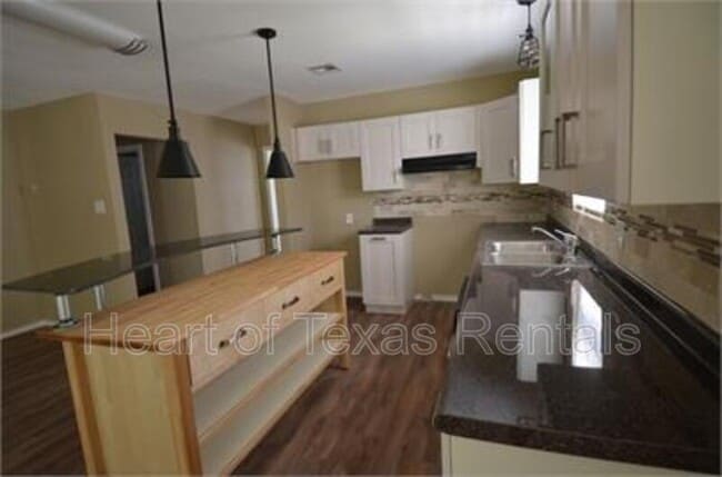 Foto del edificio - 215 Parsons Ln