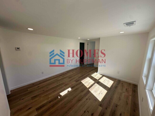 Building Photo - Two Bedroom House | Completely Updated