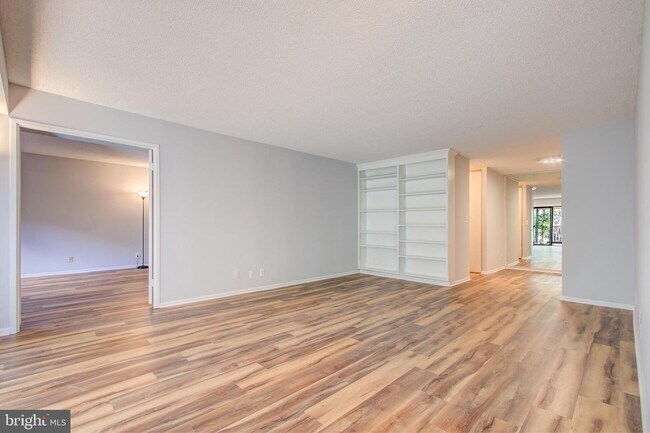 Foto del edificio - 5902 Mt Eagle Dr