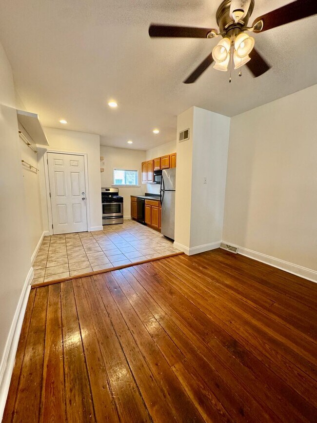 Foto del edificio - Charming 2-Bedroom Home in Fishtown/Olde R...