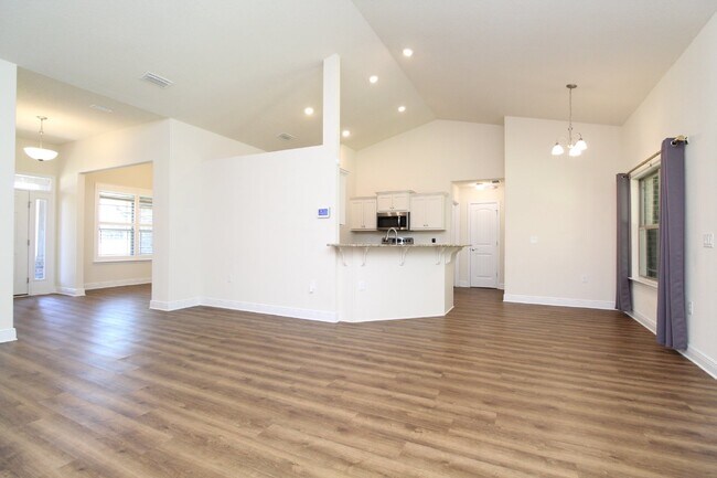 Foto del edificio - 4-Bedroom Brick Beauty in Ventura Estates ...