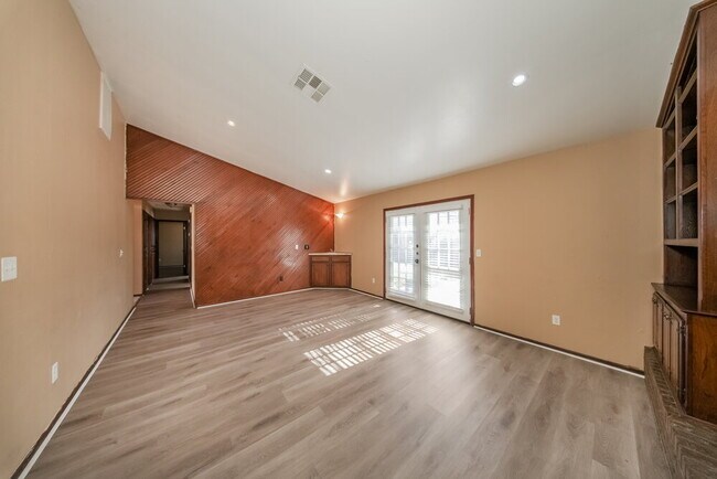 Building Photo - 808 Waterview Rd
