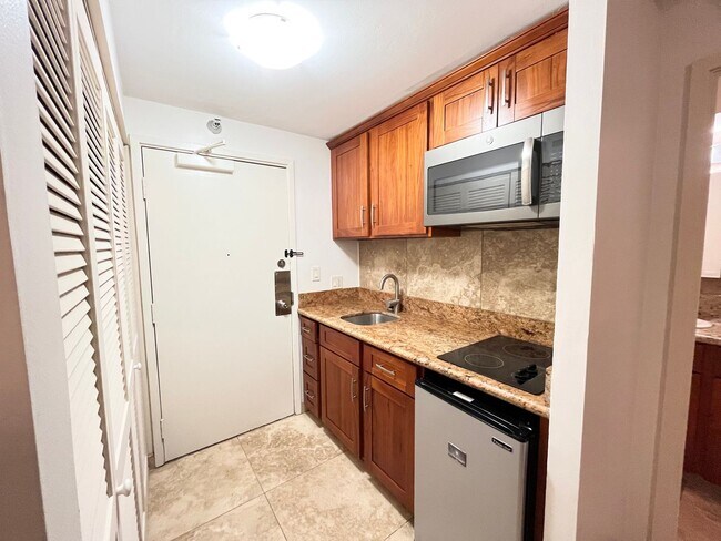 Foto del edificio - (INCLUDING UTILITIES, A/C & INTERNET) Studio Unit with 1 parking available Waikiki Marina!!