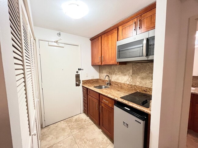 Foto del edificio - Studio Unit with 1 parking available INCLU...