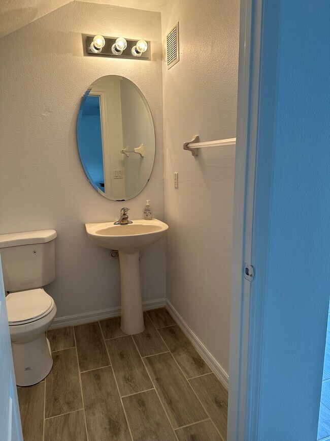 Half bath - 4080 Pitch Pine Cir