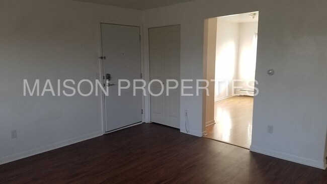 Building Photo - 2 Hickory Manor Dr