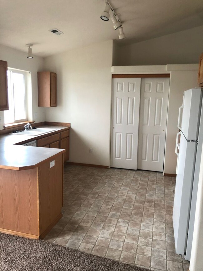 Building Photo - New Carpet, flooring & paint! 3 Bedroom 2 ...