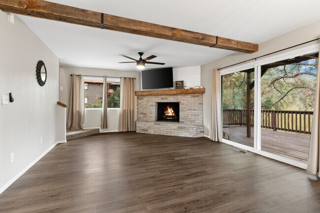 Building Photo - 2079 Redwood Way