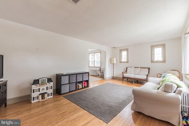 Building Photo - 144 E 4th Ave