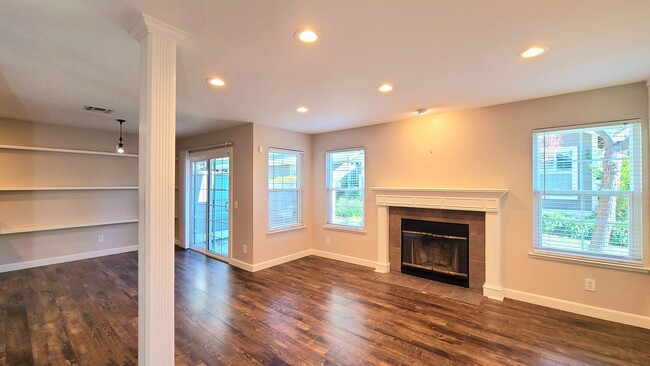 Building Photo - Gorgeous Single Story Condo in Folsom!