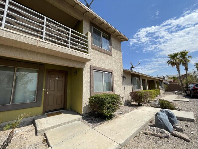 Foto del edificio - Downstairs 2 bed 1 bath with yard near Silver Creek.