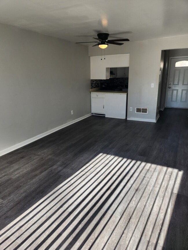 Building Photo - Spacious 3 Story Townhome
