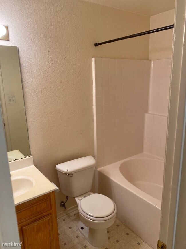 Building Photo - 3 br, 2 bath Duplex - 4303 July Dr Unit B