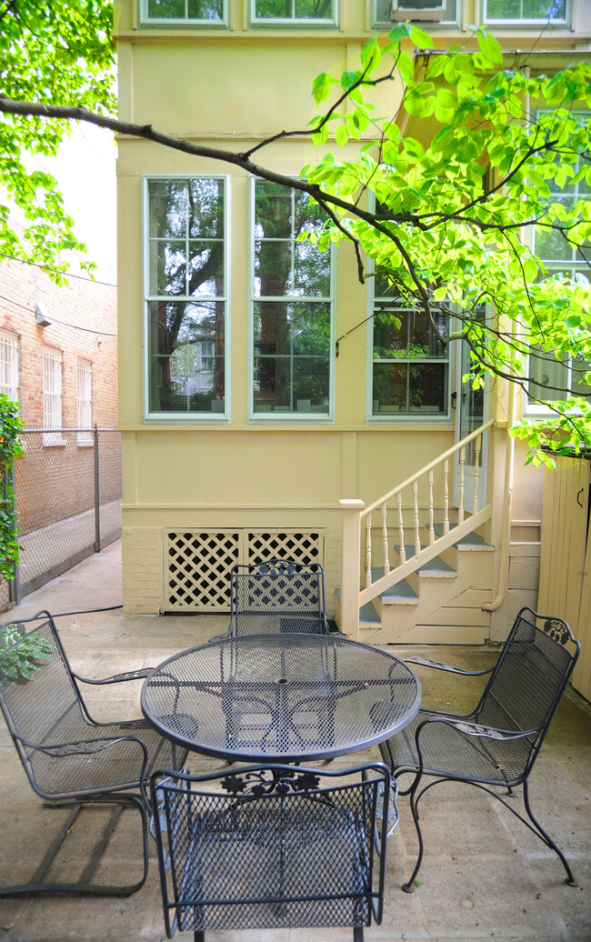 Outdoor Dining for 4 - 3019 O St NW