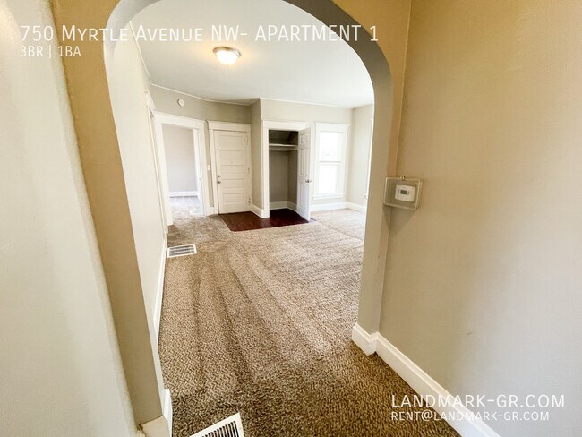Building Photo - Available NOW! - LARGE 3 bed /1 bath - Wes...