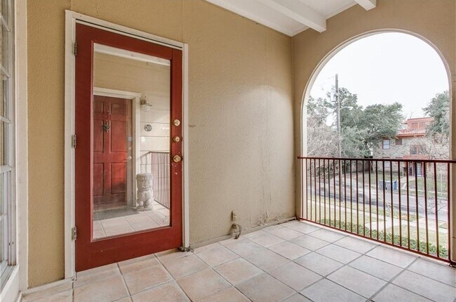 Patio privado a la entrada, lo suficientemente grande como para comer al aire libre. - 4023 Wycliff Ave