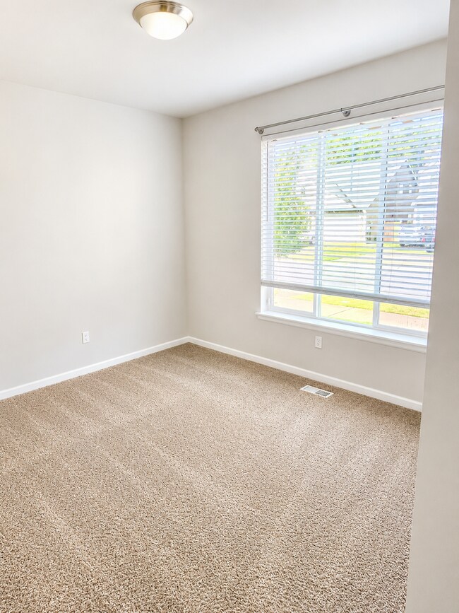 Building Photo - Beautiful 4 Bed + Bonus Room Home Near JBLM Pet Friendly
