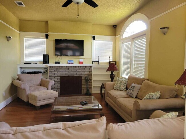 Foto del edificio - Historic home 2/1 for rent! Fully furnished