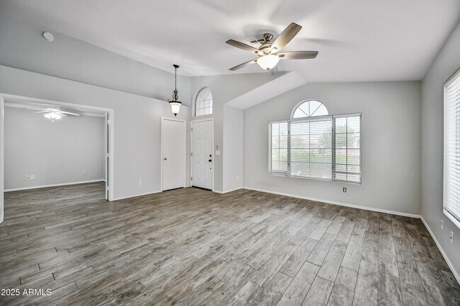 Foto del edificio - 1449 S Monterey St