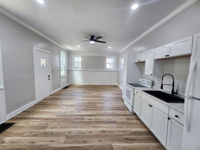 Building Photo - 1st Floor Apartment - 3 Bedroom/2 Bath Apa...