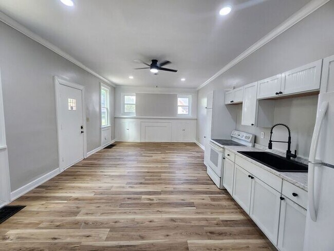 Foto del edificio - 1st Floor Apartment - 3 Bedroom/2 Bath Apa...