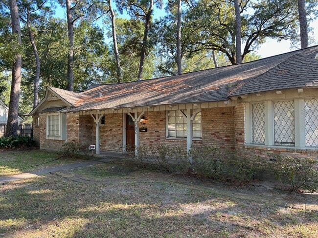 Building Photo - 1702 Maux Dr