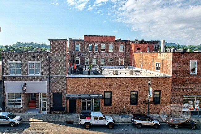 Building Photo - The Henry on Main