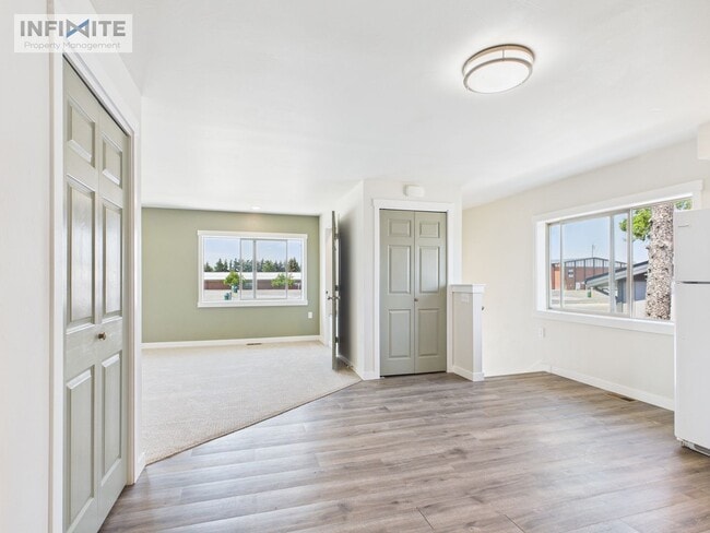 Building Photo - Bright and Airy Two Bedroom