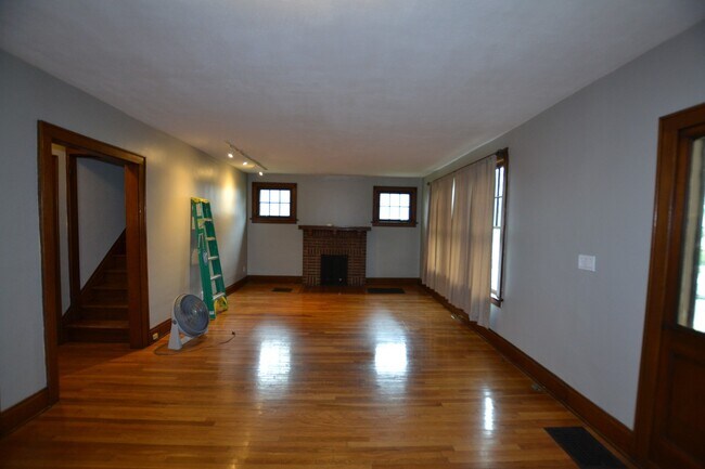 Building Photo - Beautiful woodwork in this incredible Clin...
