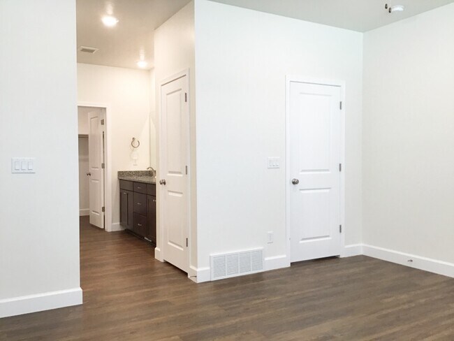 Building Photo - 2997 E S Village Dr