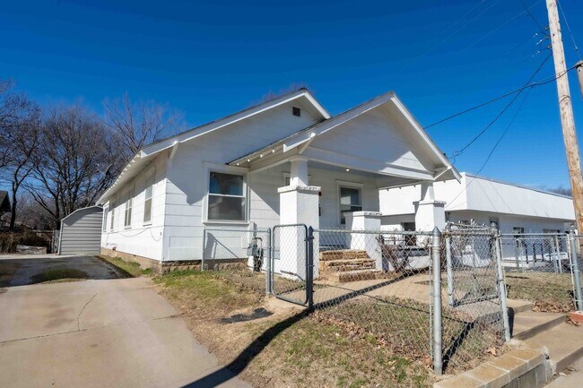 Foto del edificio - Beautifully Redone 3 Bedroom House! Availa...